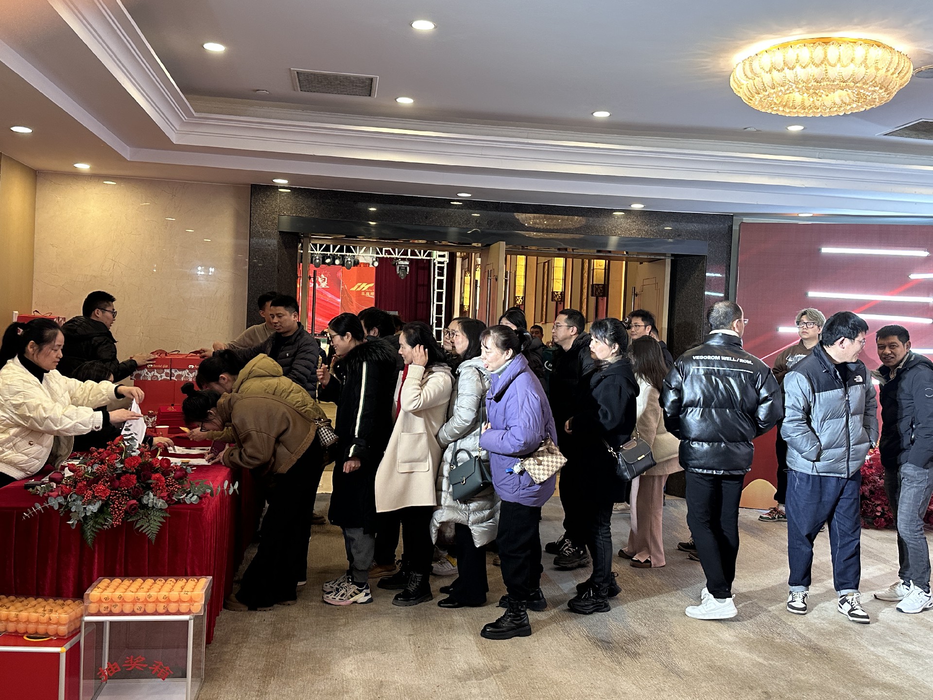 大批员工签到领伴手礼.jpg